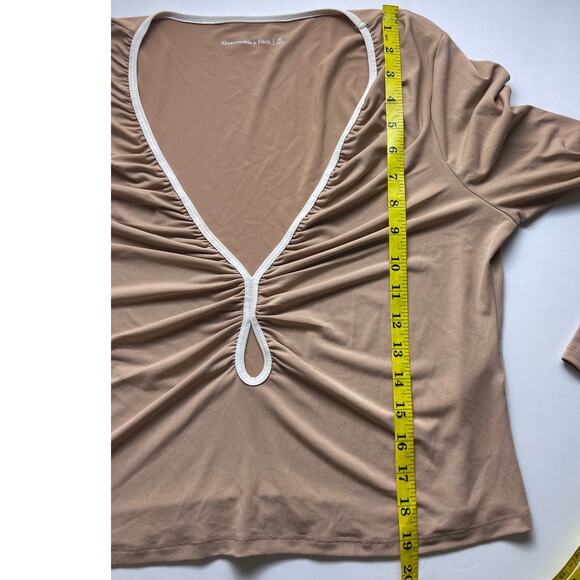 Abercrombie & Fitch Nude Ruched Keyhole Long Sleeve Top - XL - Picture 5 of 7